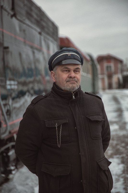 мужчина, поезд, станция Станционный смотрительphoto preview