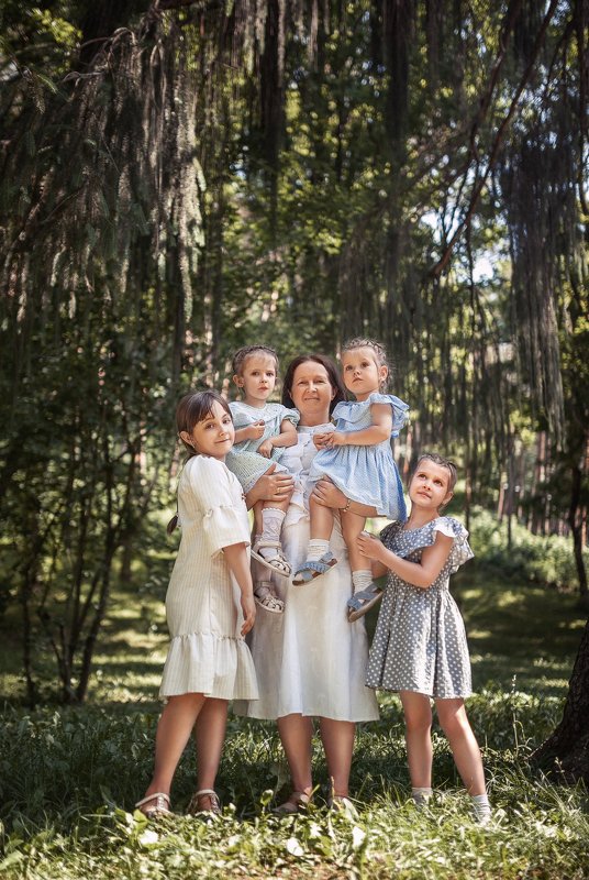 Внучки с бабушкойphoto preview