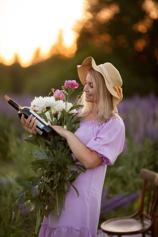фотосессия девушки, девушка с пионами, фотосессия в люпиновом поле, фотосессия в люпинах, пионы, люпины, белые пионы, закат Пионыphoto preview