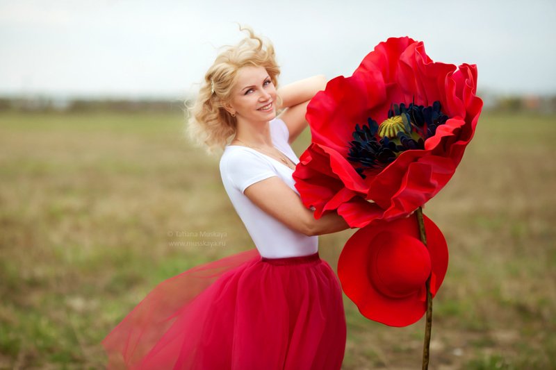 фотосессия девушки, девушка с маками, фотосессия с большим маком, фотосессия в маках, маки, красные маки, весна, ранняя весна Весеннее пробуждениеphoto preview