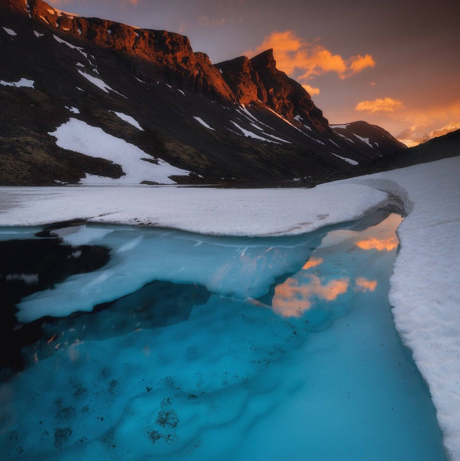 Огонь и лёд. Автор: Виталий Истомин пейзаж,хибины,кольский,север,россия,рассвет,горы,вода ,отражение, Виталий Истомин