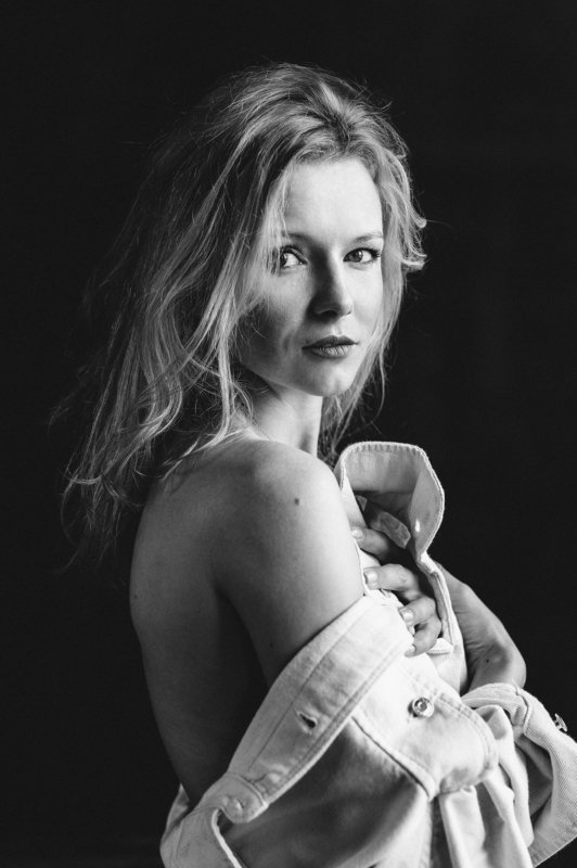 девушка, студия, чб Саша фото превью