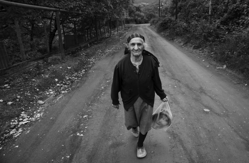 нагорный карабах, арцах, гадрут, тох, армения, закавказье, путешествие, люди, жизнь, село, дорога, портрет, чб, черно-белое, bw, black&white Свежий хлебphoto preview