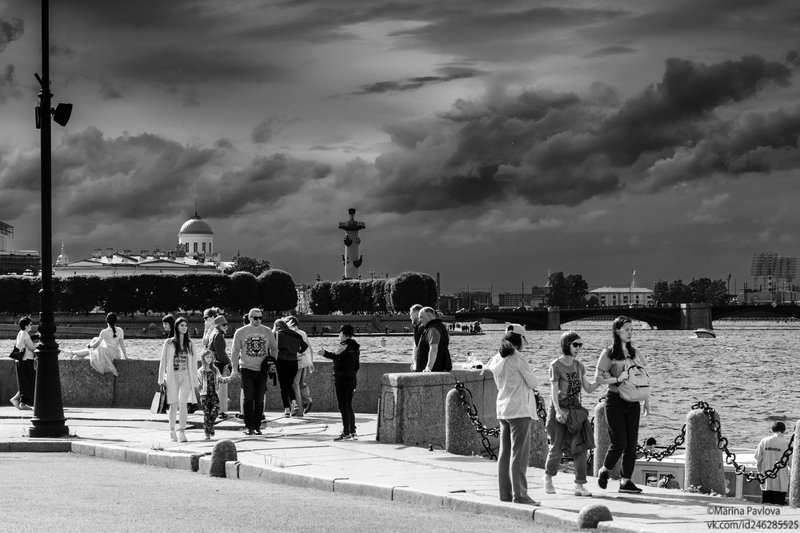 город,санкт-петербург, чёрно-белое фото,стрит фото, городской пейзаж, река нева, дворцовая набережная, стрелка васильевского острова Прогулка с ожиданием дождя...photo preview