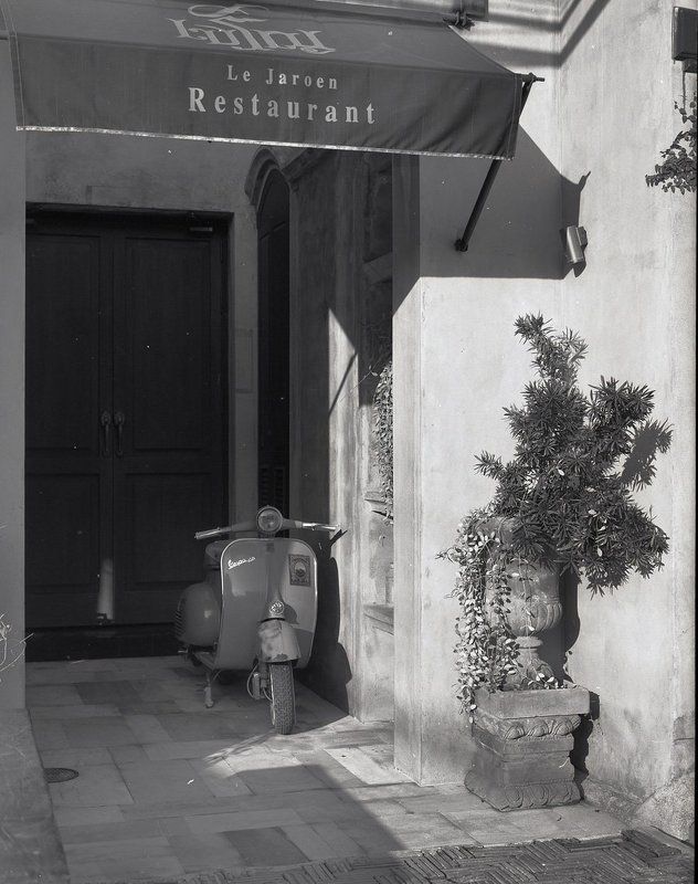 Итальянский мотороллер у французского ресторана в Тайланде.photo preview