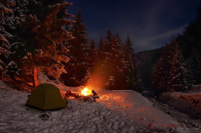 Ночевка в снежном лесуphoto preview