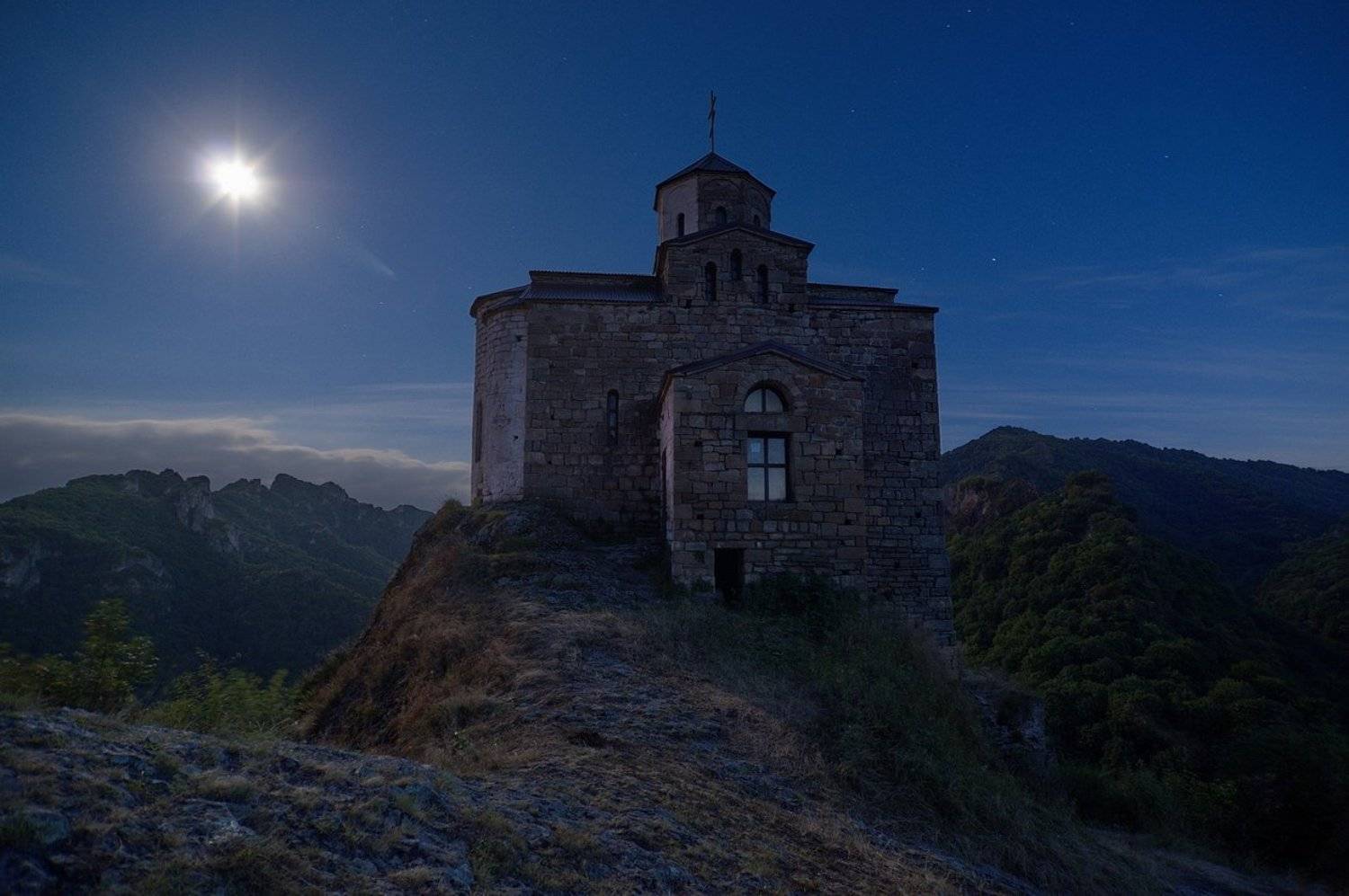 ШОАНА НОЧЬЮ. Автор: Арсен Алабердов дорога, горы, ночь, звёзды, зима, небо, звёздные треки, длинная выдержка, храм, монастырь, Арсен Алабердов