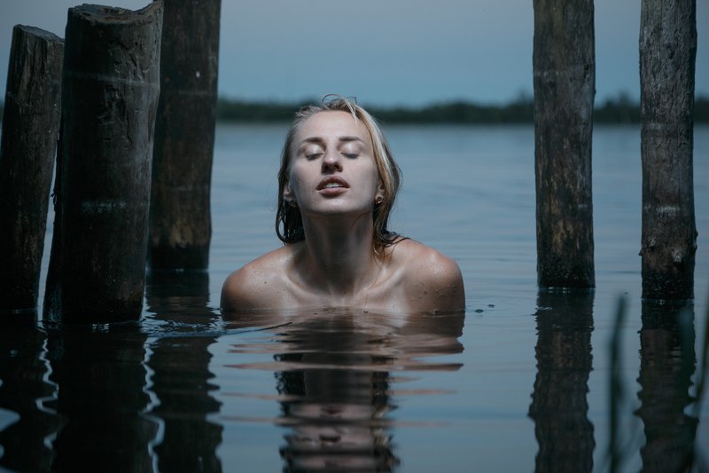 девушка,вода,купание,ночь,озеро,lady,water,girl,beauty,beautiful,lake You saw her bathing on the roof...photo preview