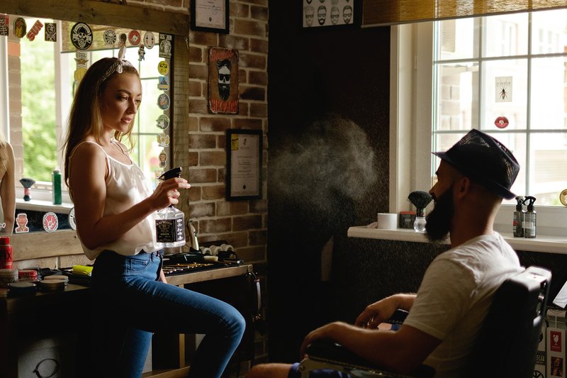 fujifilm, fujifilmxt1, fujinon35mm14, girl, barber, beautiful, light, sunlight, iso1600, Welcome to the man salon)photo preview