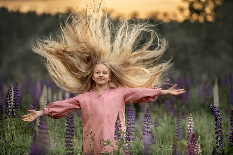 портрет девушка женский портрет люпины закат Дарьяphoto preview