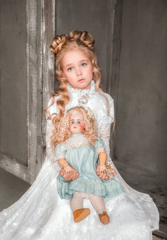 Сёстра, дети, ребёнок, аристократ, история, историческая фотосессия, исторический костюм, костюм, платье, игрушка, портрет, детская фотосессия, идеи для фотосессии, кукла, эмоции, печаль, одиночество, блондинка Девочка с куклойphoto preview