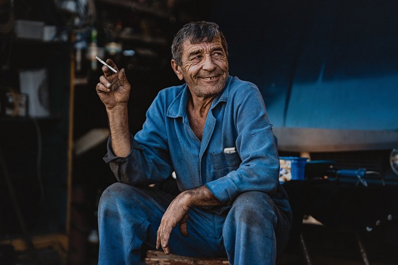 мужской портрет, мужчина, взрослый, работа, улыбка, сигорета, портрет, морщины photo preview