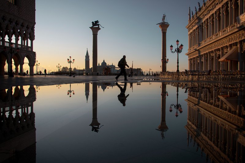 Walking in Venicephoto preview