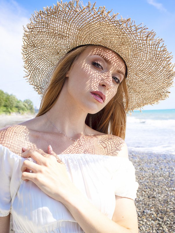 Девушка в соломенной шляпеphoto preview