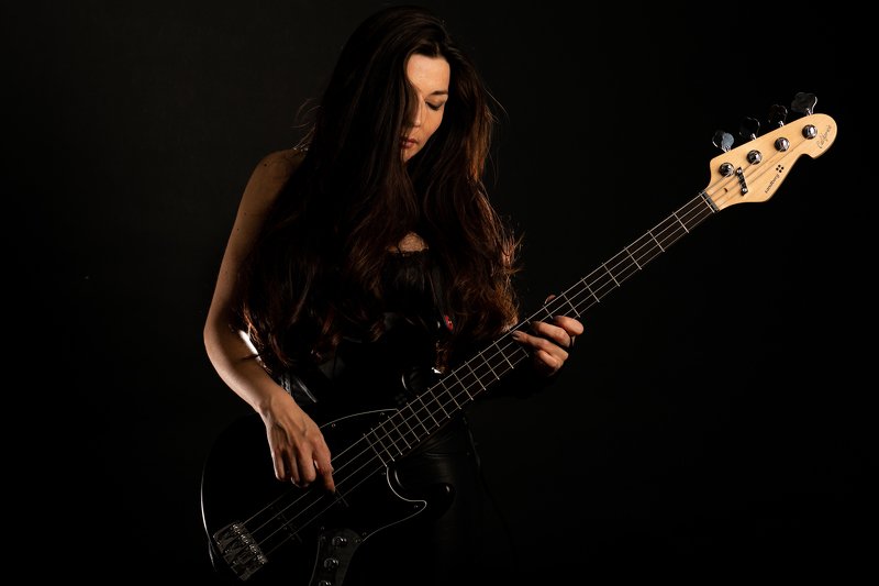 gitar bass women sawyn  FaMariaphoto preview