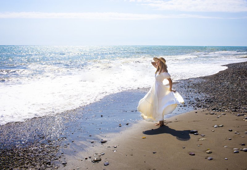 Девушка в соломенной шляпеphoto preview