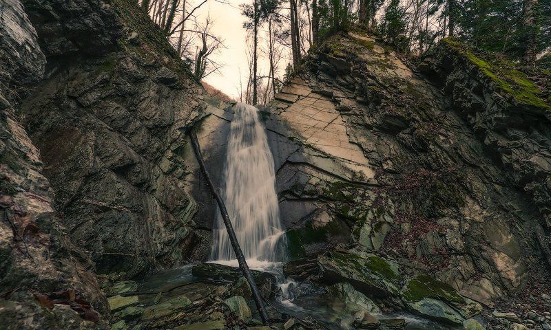 ПОД ВОДОПАДОМ фото превью