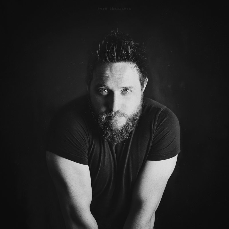 мужской портрет монохром чернобелое постановка photo preview