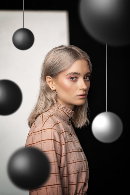 Алиса в центре супрематической композицииphoto preview