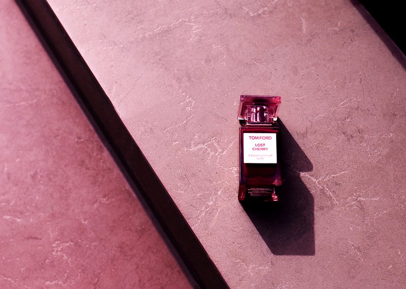 постановочная фотография street улица лестницы черное белое цветное аромат парфюм портретник Парфюмphoto preview