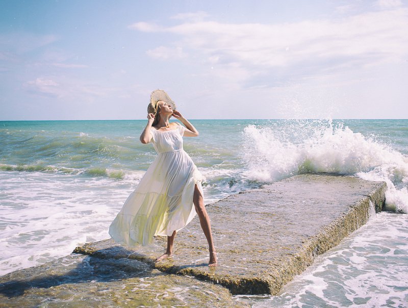 Девушка в соломенной шляпеphoto preview