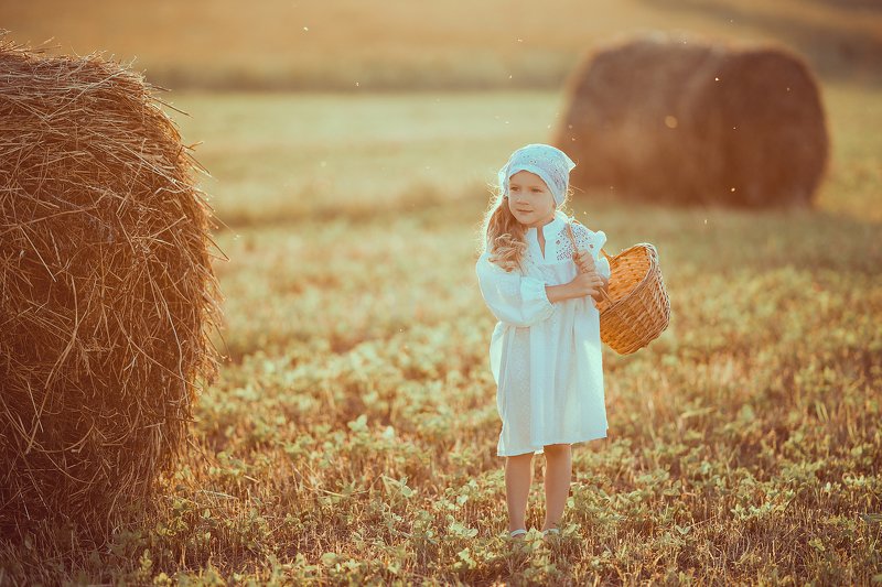 Девочка в полеphoto preview