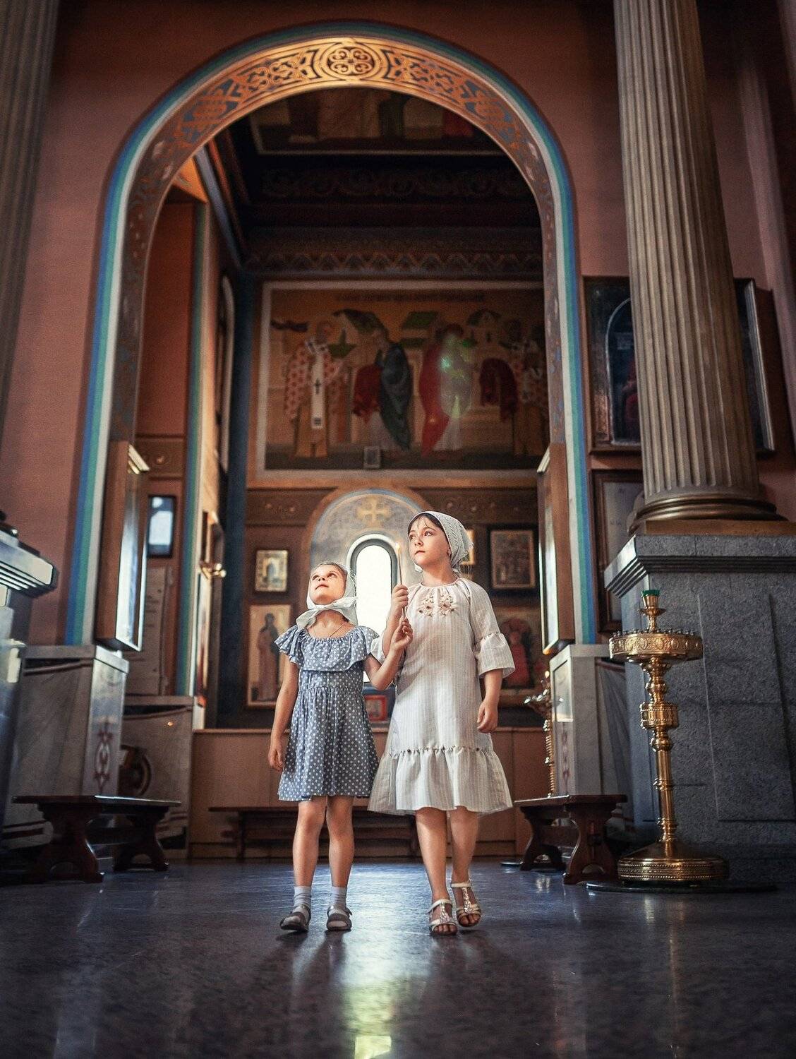 Дети в храме. Автор: Надежда Антонова , Надежда Антонова