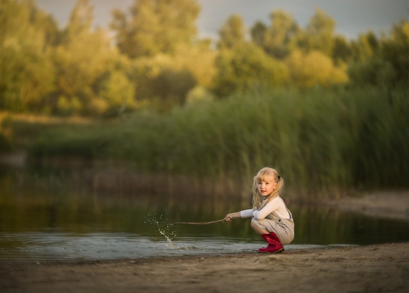 детство,девочка, ребёнок,вода, сапоги, озеро, лужа Childhoodphoto preview