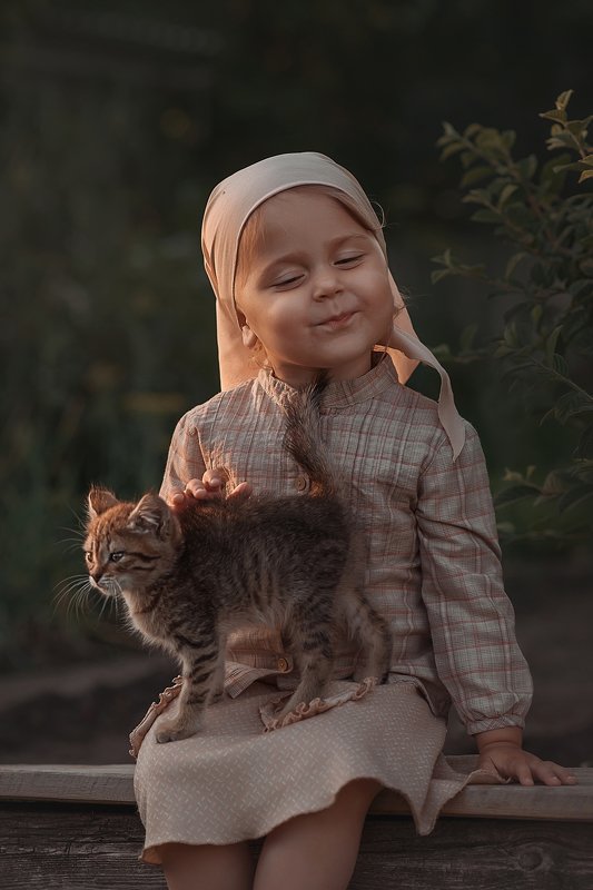 кот, девочка, платок, ребенок,  Девочка и котенокphoto preview