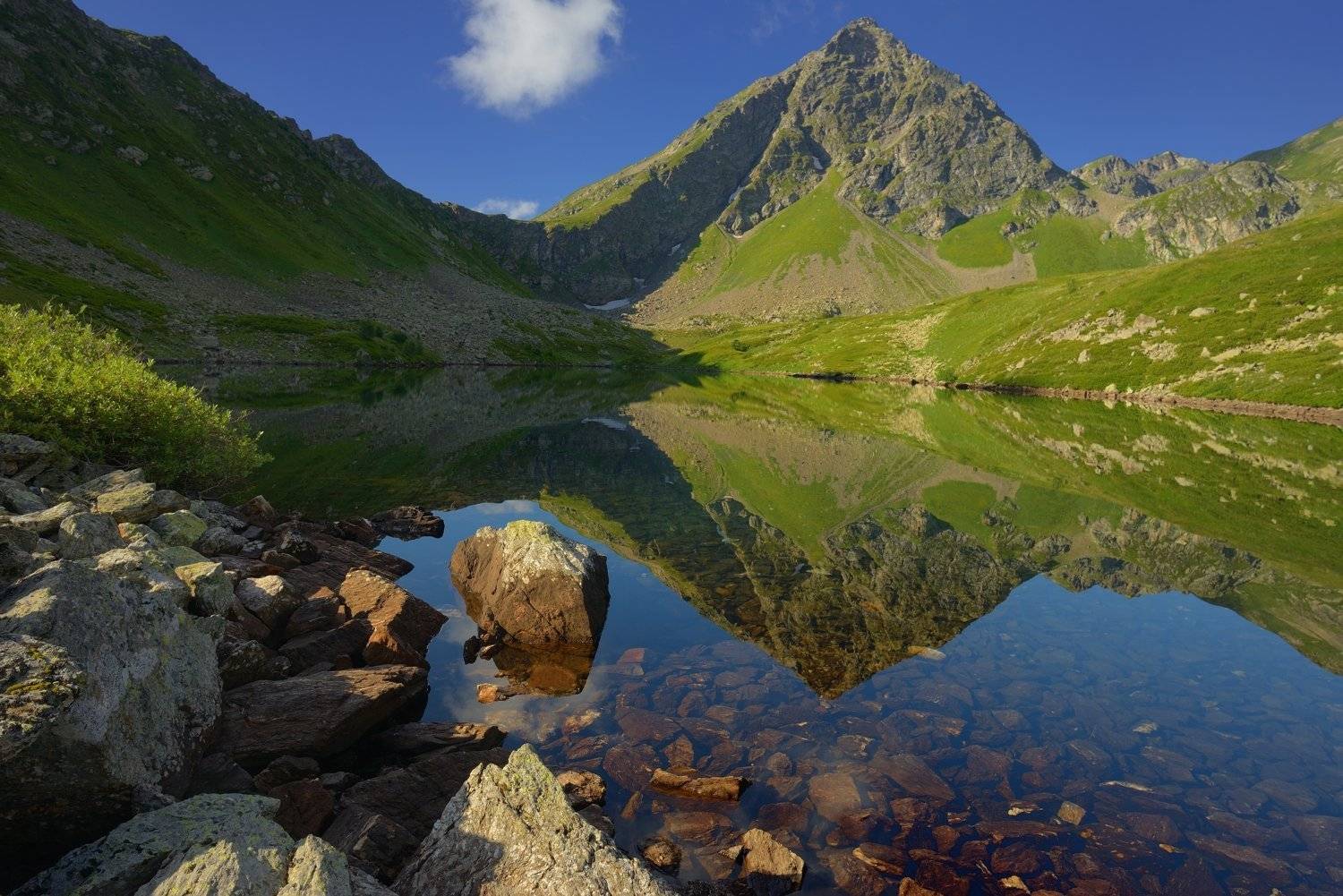 Утро на озере. Автор: Александр Жарников горы лето утро озеро дукка, Александр Жарников