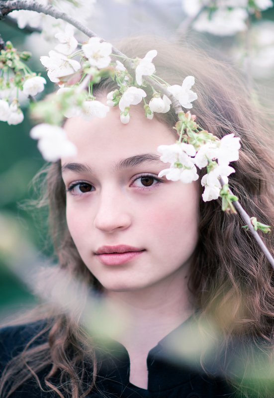 #bloom #girl #flowers #spring #naturallight In Bloomphoto preview