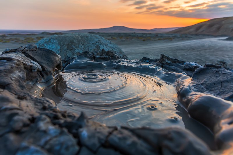 Закат над грязевым вулканомphoto preview