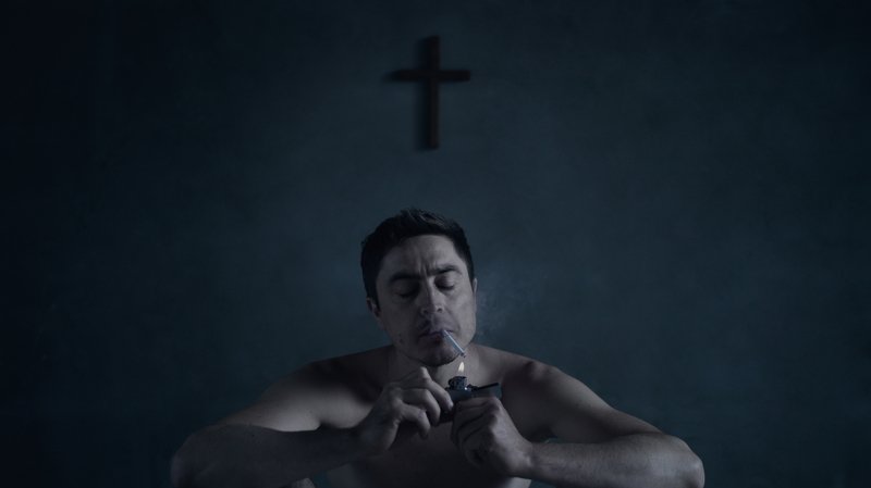 портрет, мужчина, мужской портрет, естественный свет, крест, зажигалка, zippo, огонь, сигарета, дым Максphoto preview