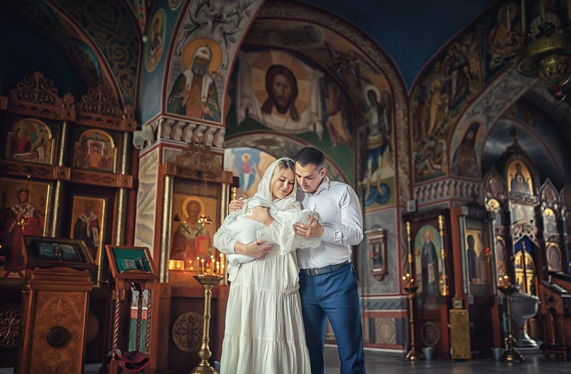 Семья в храмеphoto preview