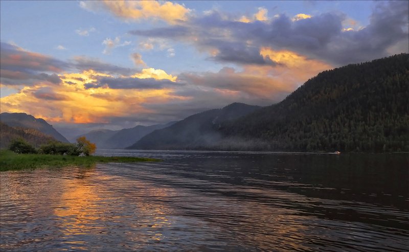 Lake Teletskoye по водной гладиphoto preview