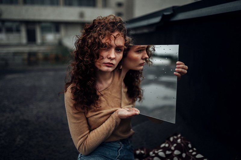 Девушка с зеркаломphoto preview