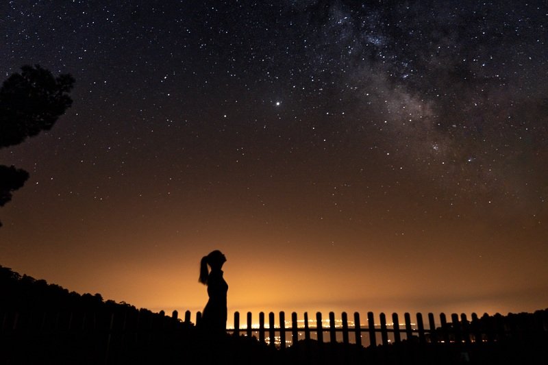 млечный путь звёзды ночь девушка силуэт Ночь в горахphoto preview