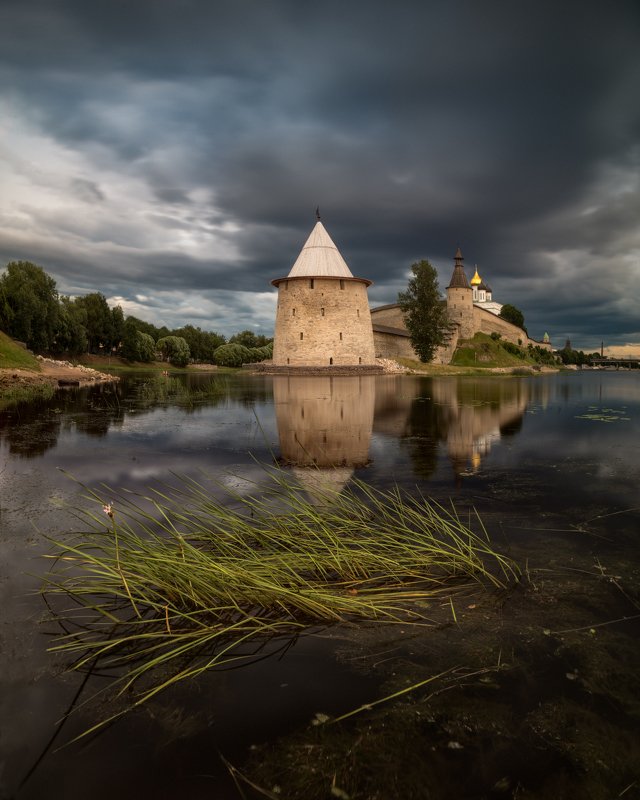 кром, псков, вечер, река, отражения, непогода, облака, небо Кром перед грозойphoto preview