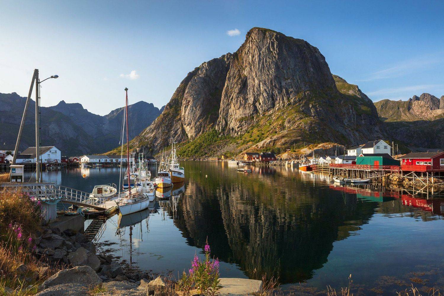 Лофотены, деревня Рейне. Норвегия.. Автор: Марат Макс. норвегия, лофотены, рейне, озеро, гора, лодки, домики,, Марат Макс.