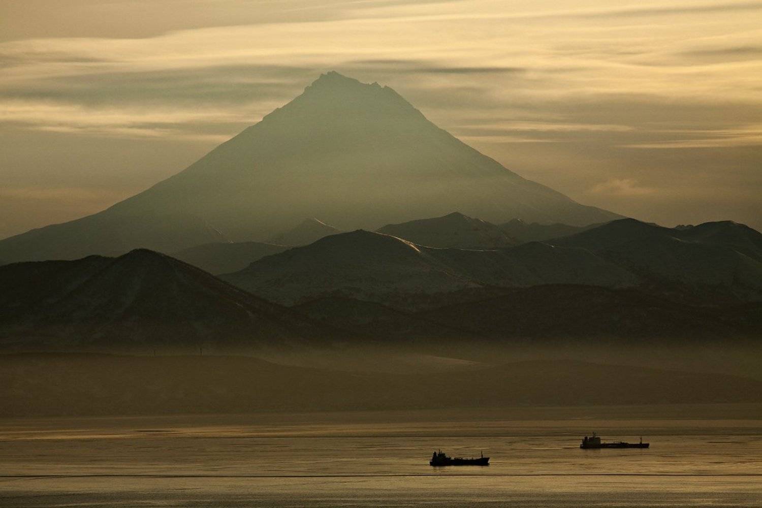 когда наступает вечер.... Автор: Михаил Глаголев камчатка, бухта, вулкан, вилючинский, вечер, Михаил Глаголев