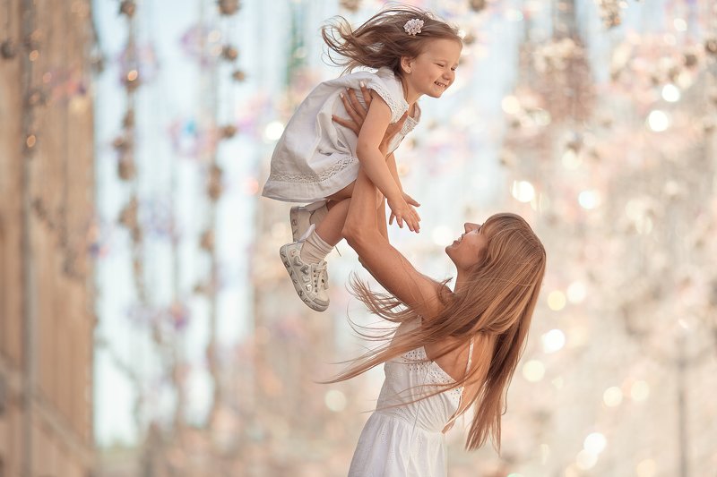 мама, дочь, город, солнце, счастье, радость Радостьphoto preview