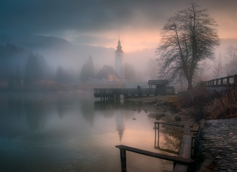 утро, туман, озеро, деревья, словения Затерянные в туманеphoto preview