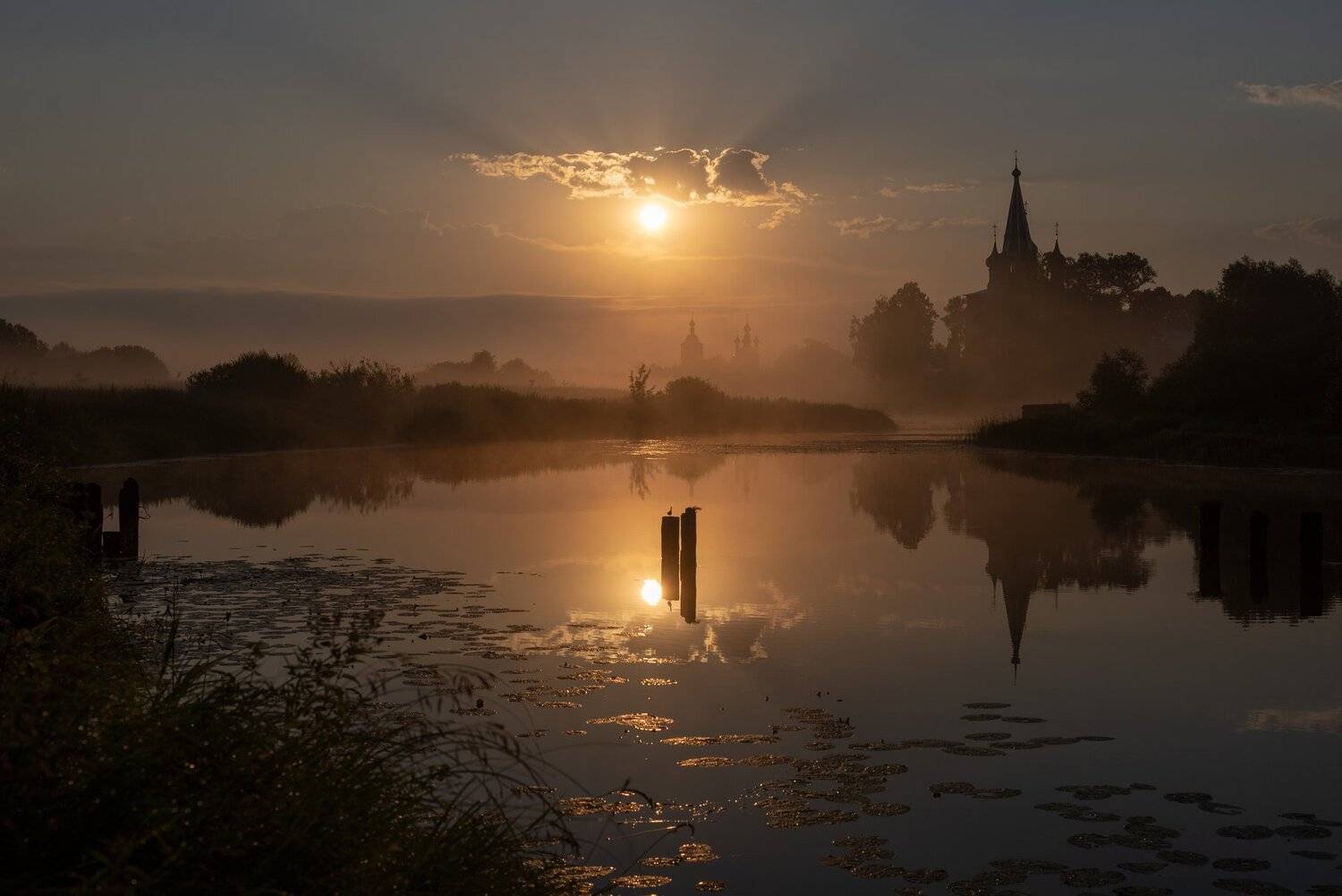 Теза в туманном мареве. Автор: Игорь Приданников река, теза, туман,марево, мост, разваоины,монастырь, церковь,храм, рассвет, Игорь Приданников