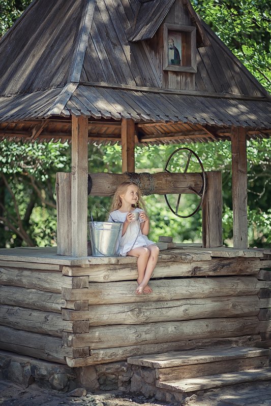 У колодцаphoto preview