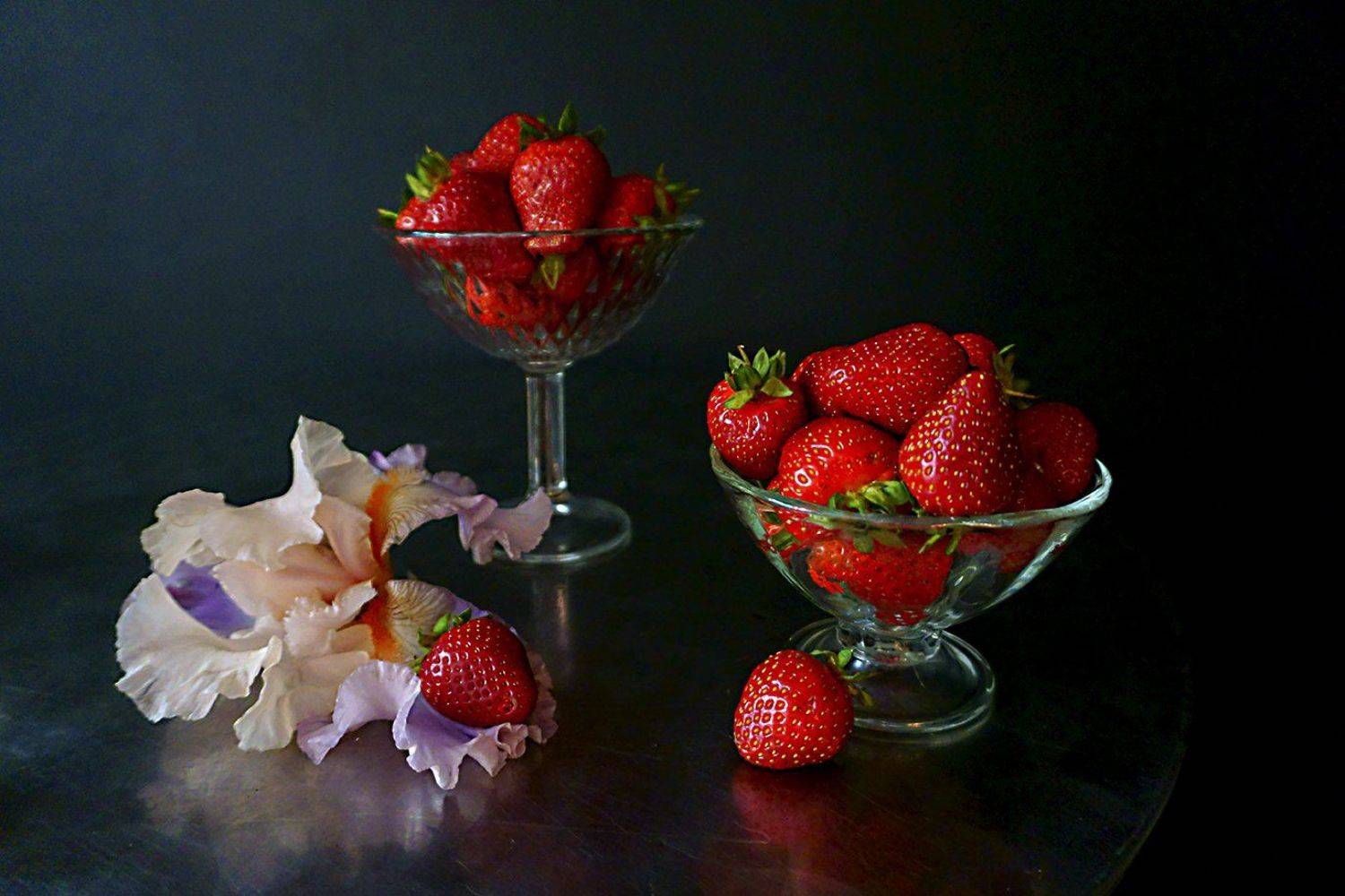 С клубникой.. Автор: Марина Соколова , Марина Соколова