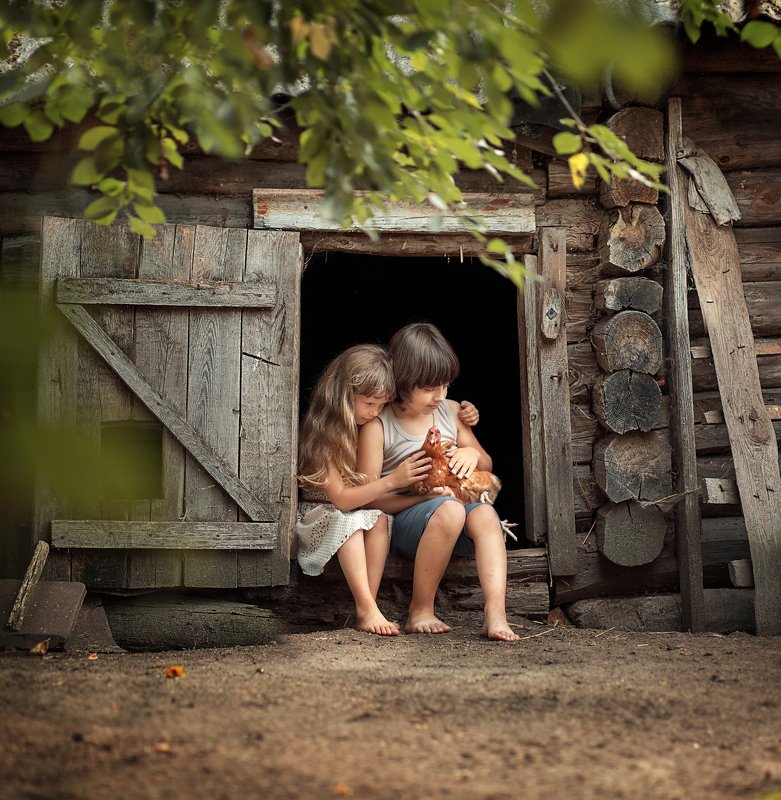 курятник, деревня, мальчик, девочка, курица, дети, каникулы, отдых Любовь и курыphoto preview