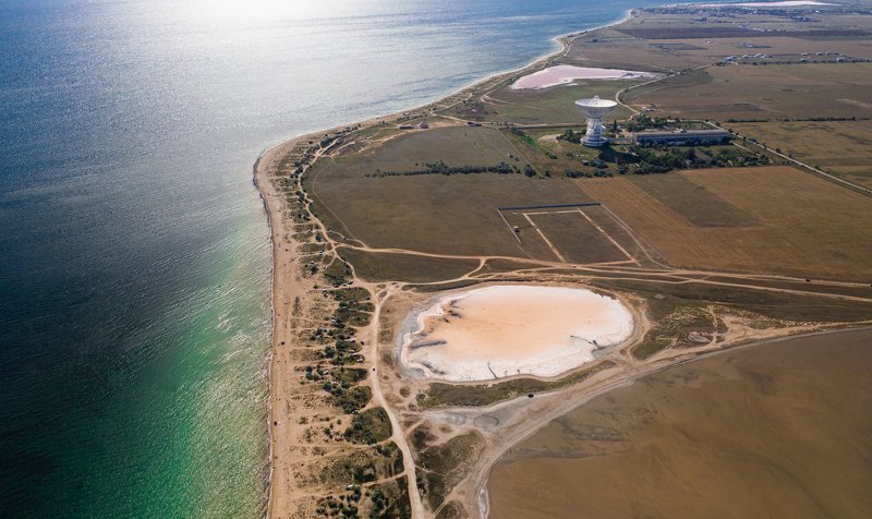 озеро  Республика Крым, с.Молочное,Радиотелескоп П-2500 (РТ-70) и небольшие розовые озёра: Галгасское, Солёное и Конрадphoto preview