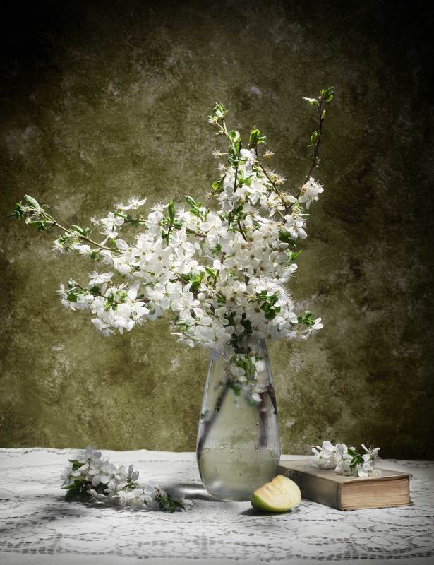 цветы,яблоко,книга,натюрморт Майские зарисовки фото превью