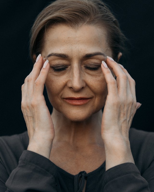 поле, трава, женщина, лето, черный, серый, стул Любовьphoto preview