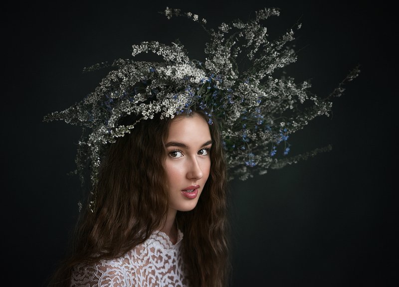 Девушка с венкомphoto preview